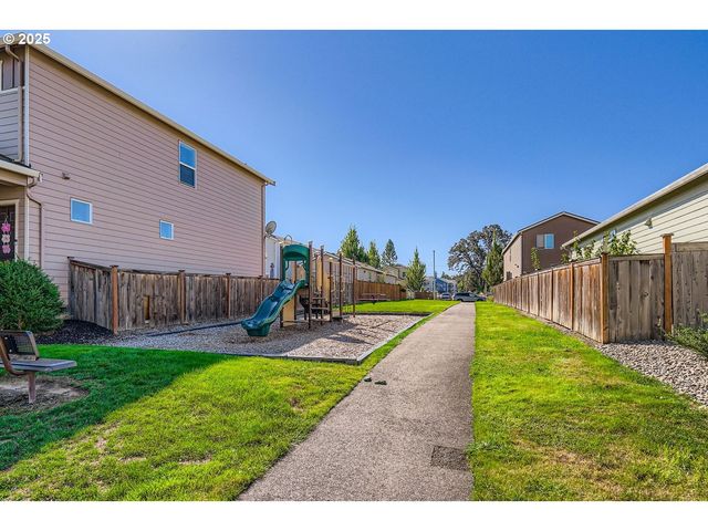900 BEAR CREEK Dr, Molalla, OR 97038