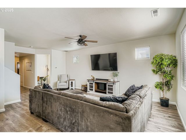 900 BEAR CREEK Dr, Molalla, OR 97038