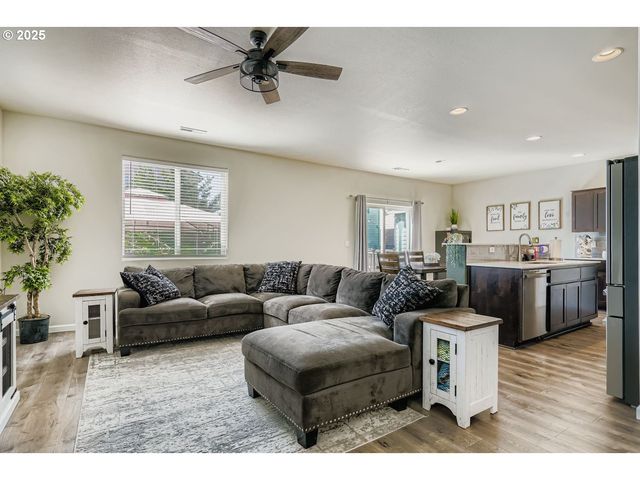 900 BEAR CREEK Dr, Molalla, OR 97038