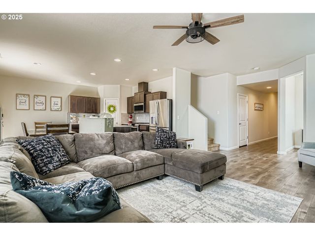 900 BEAR CREEK Dr, Molalla, OR 97038