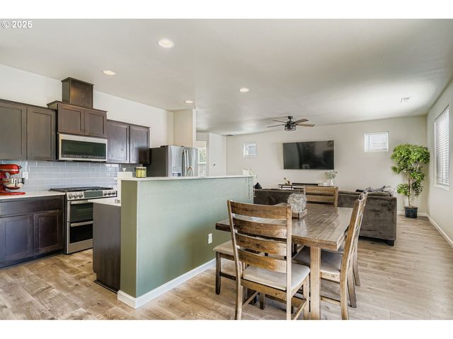 900 BEAR CREEK Dr, Molalla, OR 97038