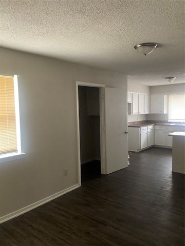 876 Dogwood Trail, Lancaster, TX 75146