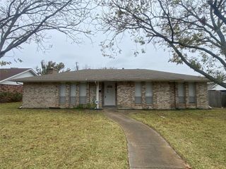 876 Dogwood Trail, Lancaster, TX 75146