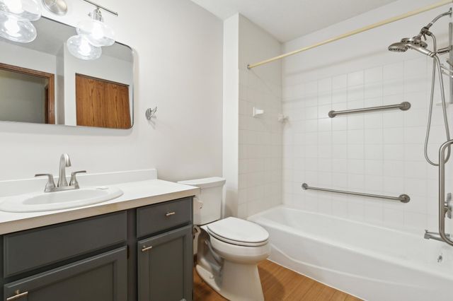 32 11th Avenue S 303, Hopkins, MN 55343