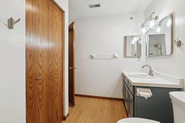 32 11th Avenue S 303, Hopkins, MN 55343