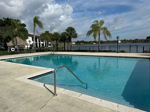 215 Lake Pointe Dr 204, Oakland Park, FL 33309