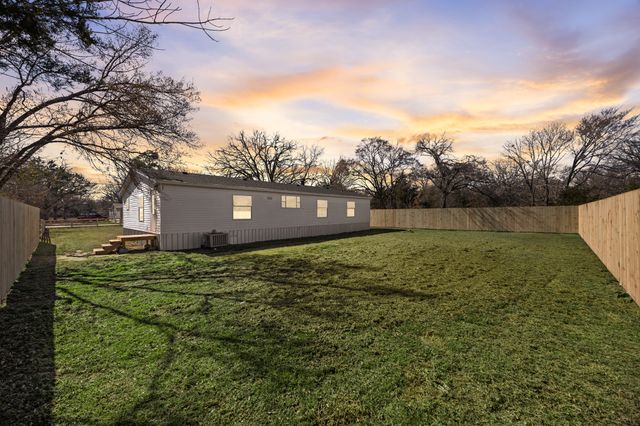 1906 Evelyn Street, Hawk Cove, TX 75474