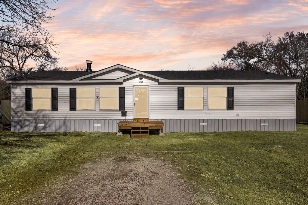 1906 Evelyn Street, Hawk Cove, TX 75474