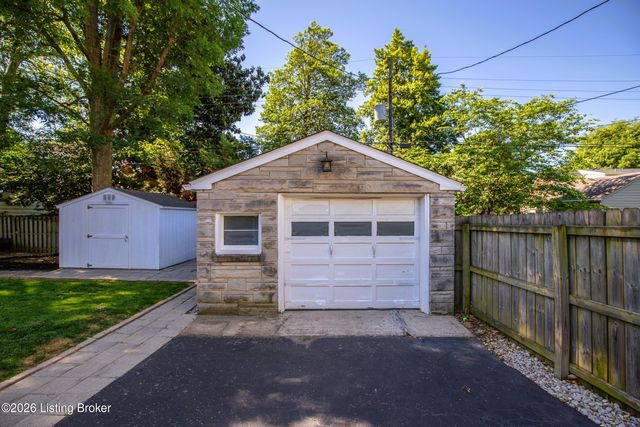 4110 Ledyard Rd, Louisville, KY 40207