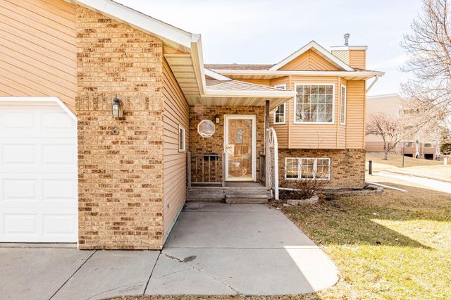 61 Fremont Drive S, Fargo, ND 58103