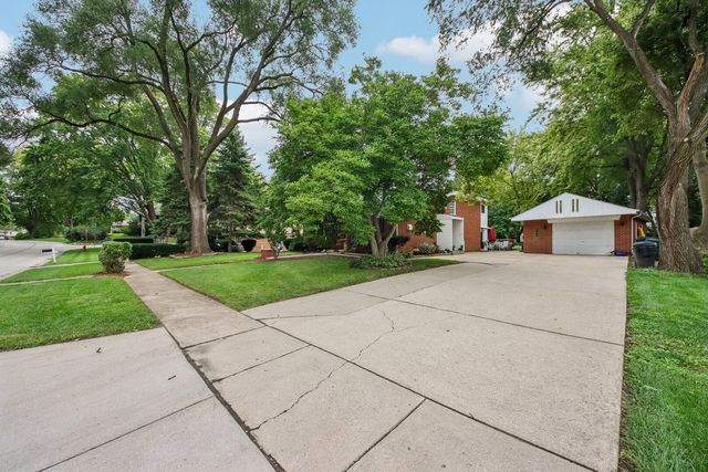 213 Edgemont Street, Mundelein, IL 60060
