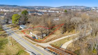 956 W Cato Springs Road, Fayetteville, AR 72701