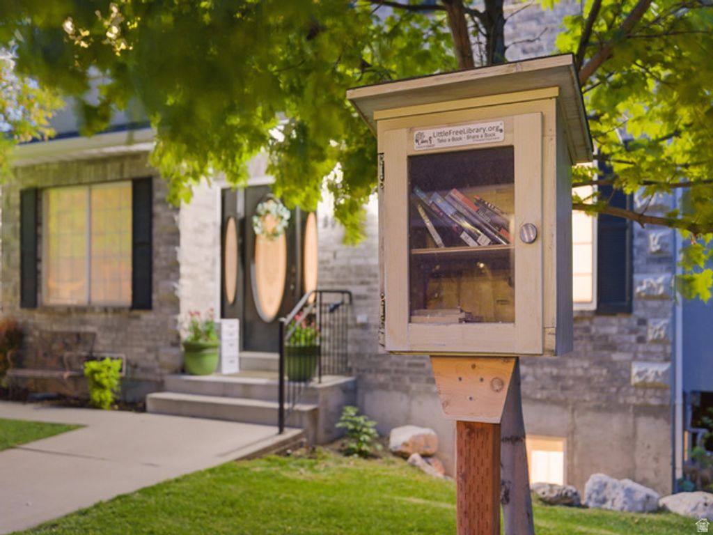 Image 2 of property listing at 807 HILLSDALE LN, Provo, UT 84606