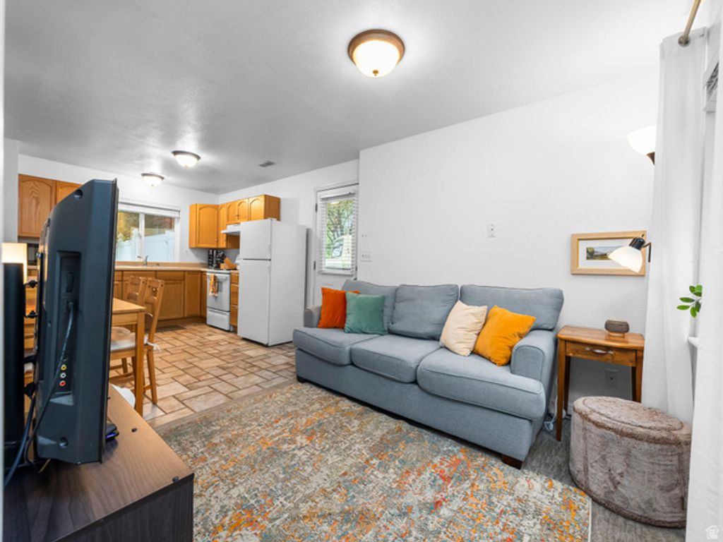 Image 20 of property listing at 807 HILLSDALE LN, Provo, UT 84606