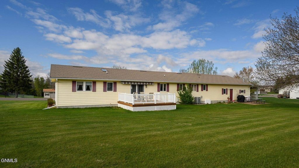 1140 Chestnut Drive, Washburn, ND 58577 photo 2