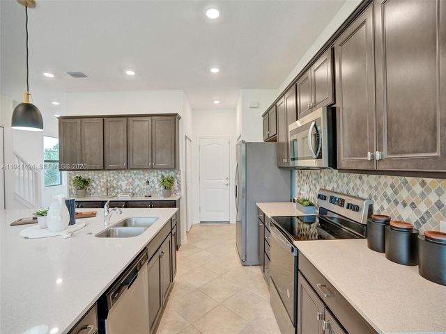 2343 Rollingwood Ct, Oakland Park, FL 33309