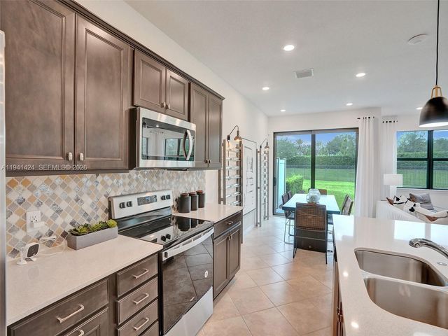 2343 Rollingwood Ct, Oakland Park, FL 33309