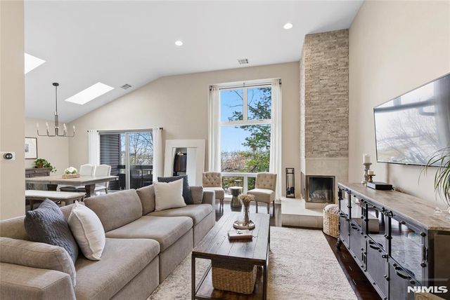 855 Valley Brook 2G, Lyndhurst, NJ 07071