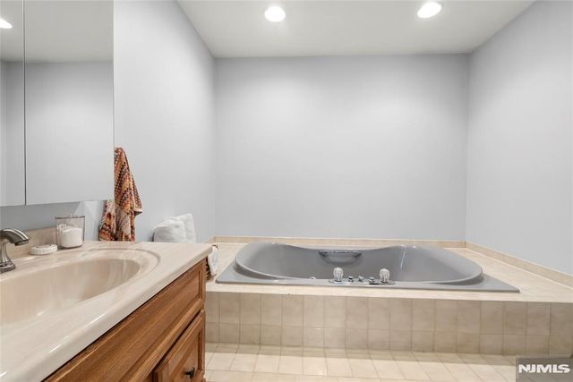 855 Valley Brook 2G, Lyndhurst, NJ 07071