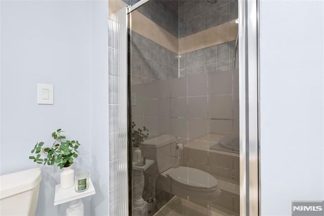 855 Valley Brook 2G, Lyndhurst, NJ 07071