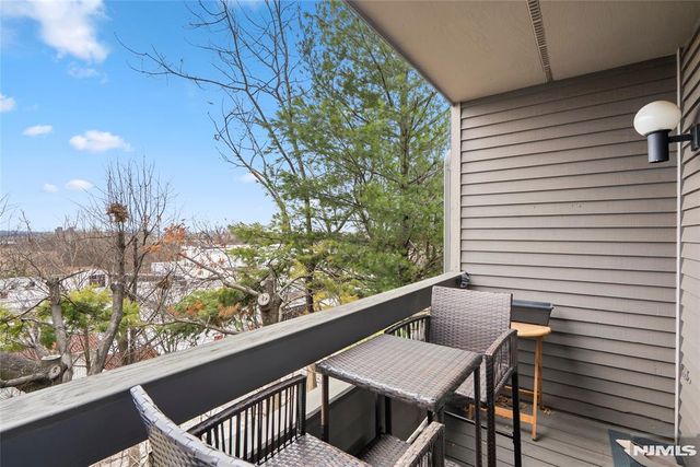 855 Valley Brook 2G, Lyndhurst, NJ 07071