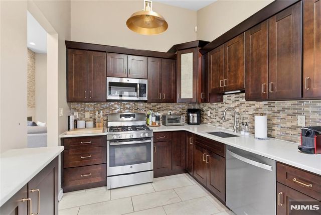 855 Valley Brook 2G, Lyndhurst, NJ 07071