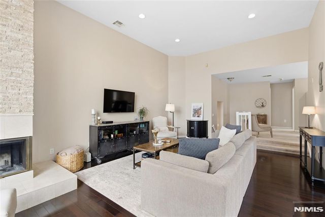 855 Valley Brook 2G, Lyndhurst, NJ 07071