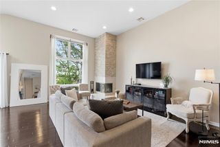 855 Valley Brook 2G, Lyndhurst, NJ 07071