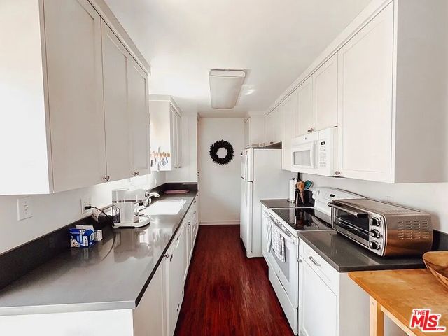 11836 Mayfield Avenue 9, Los Angeles, CA 90049