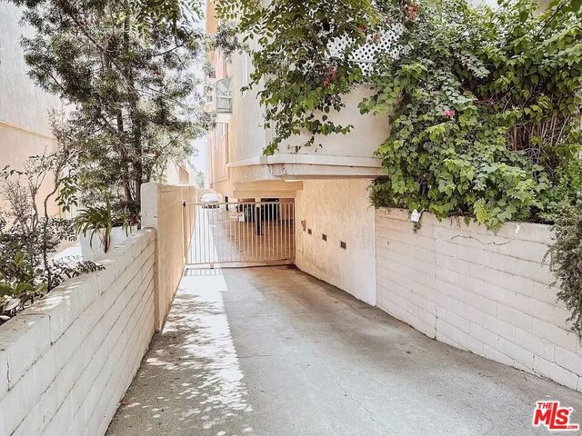 11836 Mayfield Avenue 9, Los Angeles, CA 90049