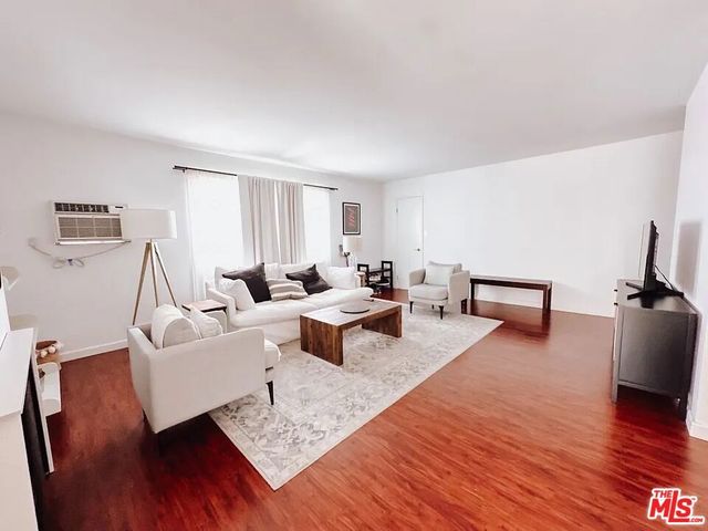 11836 Mayfield Avenue 9, Los Angeles, CA 90049