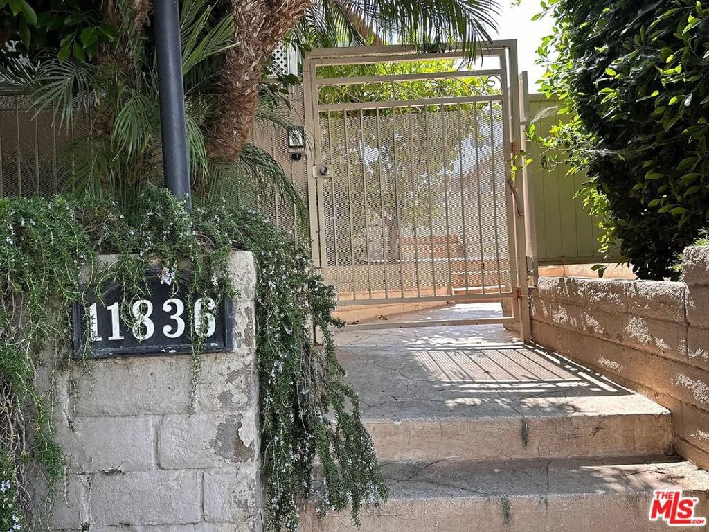 11836 Mayfield Avenue 9, Los Angeles, CA 90049