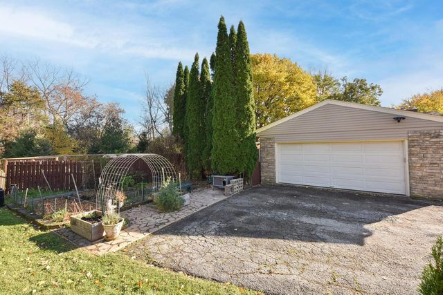 1080 Westbrooke PARKWAY, Waukesha, WI 53186