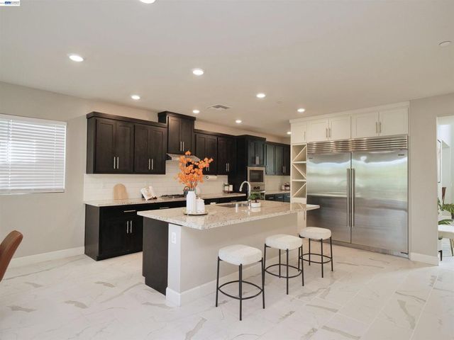 2582 Azalea Ave, Tracy, CA 95376