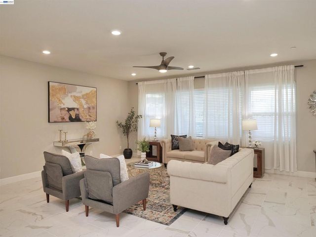 2582 Azalea Ave, Tracy, CA 95376