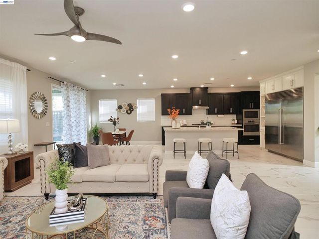 2582 Azalea Ave, Tracy, CA 95376