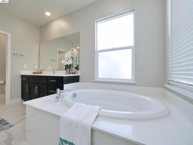 2582 Azalea Ave, Tracy, CA 95376