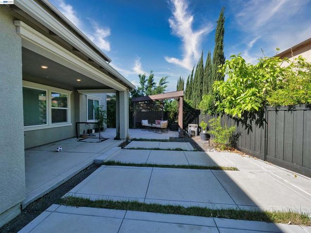 2582 Azalea Ave, Tracy, CA 95376