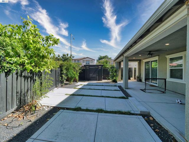 2582 Azalea Ave, Tracy, CA 95376