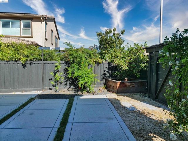 2582 Azalea Ave, Tracy, CA 95376