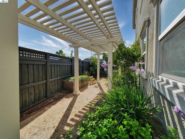 2582 Azalea Ave, Tracy, CA 95376