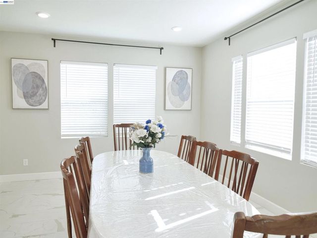 2582 Azalea Ave, Tracy, CA 95376