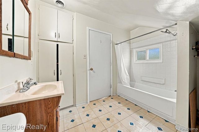16167 Manchester Avenue, Eastpointe, MI 48021