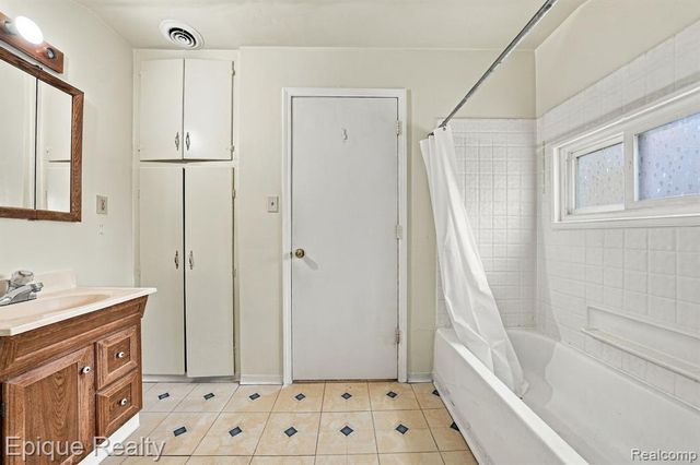 16167 Manchester Avenue, Eastpointe, MI 48021