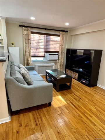 14 Edwards Street 1B, Roslyn Heights, NY 11577