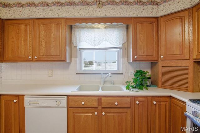 232 Gilmore Lake Road, Columbia, IL 62236