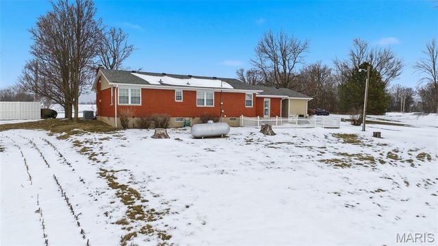 232 Gilmore Lake Road, Columbia, IL 62236