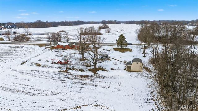 232 Gilmore Lake Road, Columbia, IL 62236