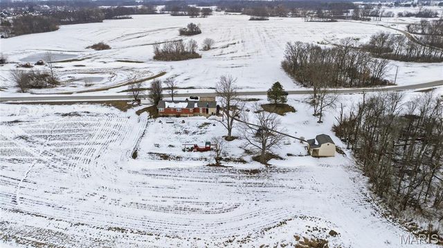 232 Gilmore Lake Road, Columbia, IL 62236