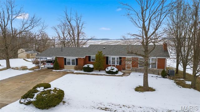 232 Gilmore Lake Road, Columbia, IL 62236